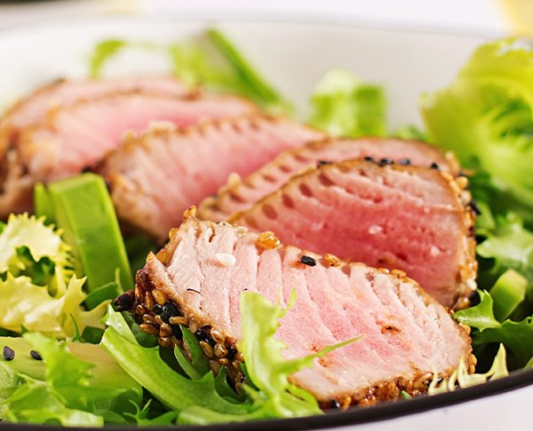 Atún Sellado con Miel y Sésamo con Ensalada de Pepino y Wasabi