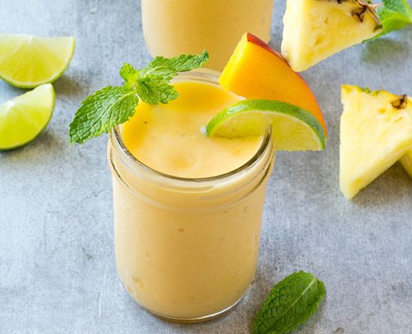 Batido de Frutas Tropicales para el Desayuno en Verano