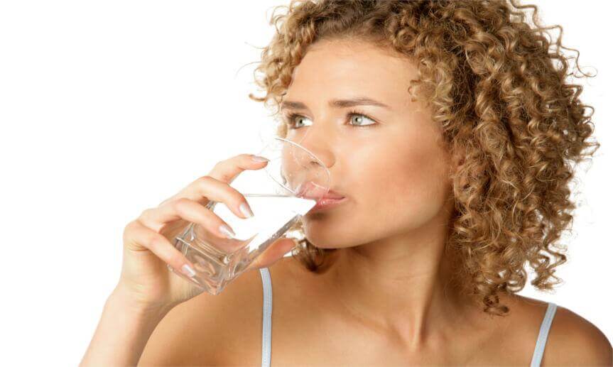 kobieta pijąca jonizowaną wodę