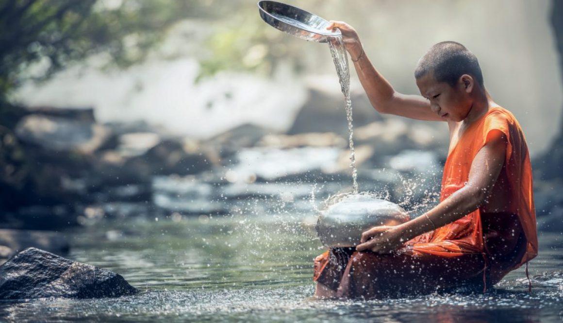 mężczyzna lejący czystą wodę