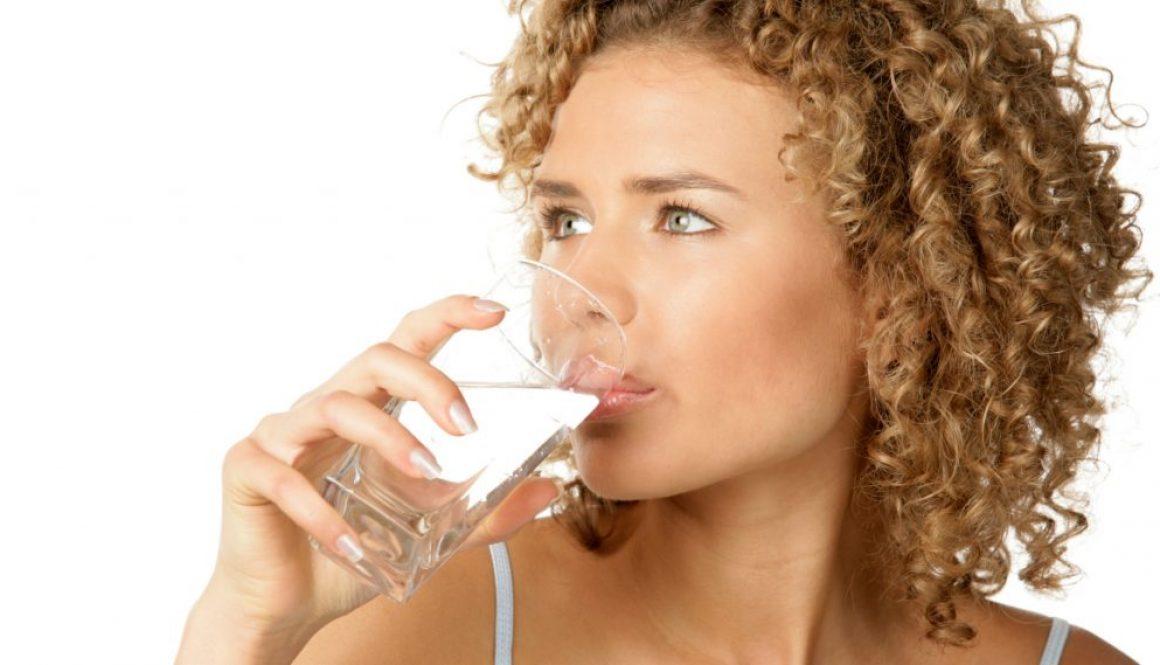 Kobieta pijąca wodę alkaliczną