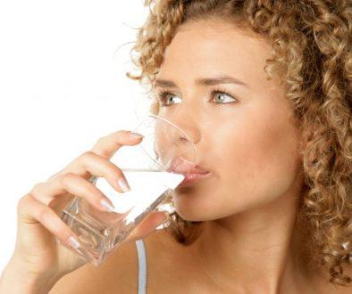 Kobieta pijąca wodę alkaliczną